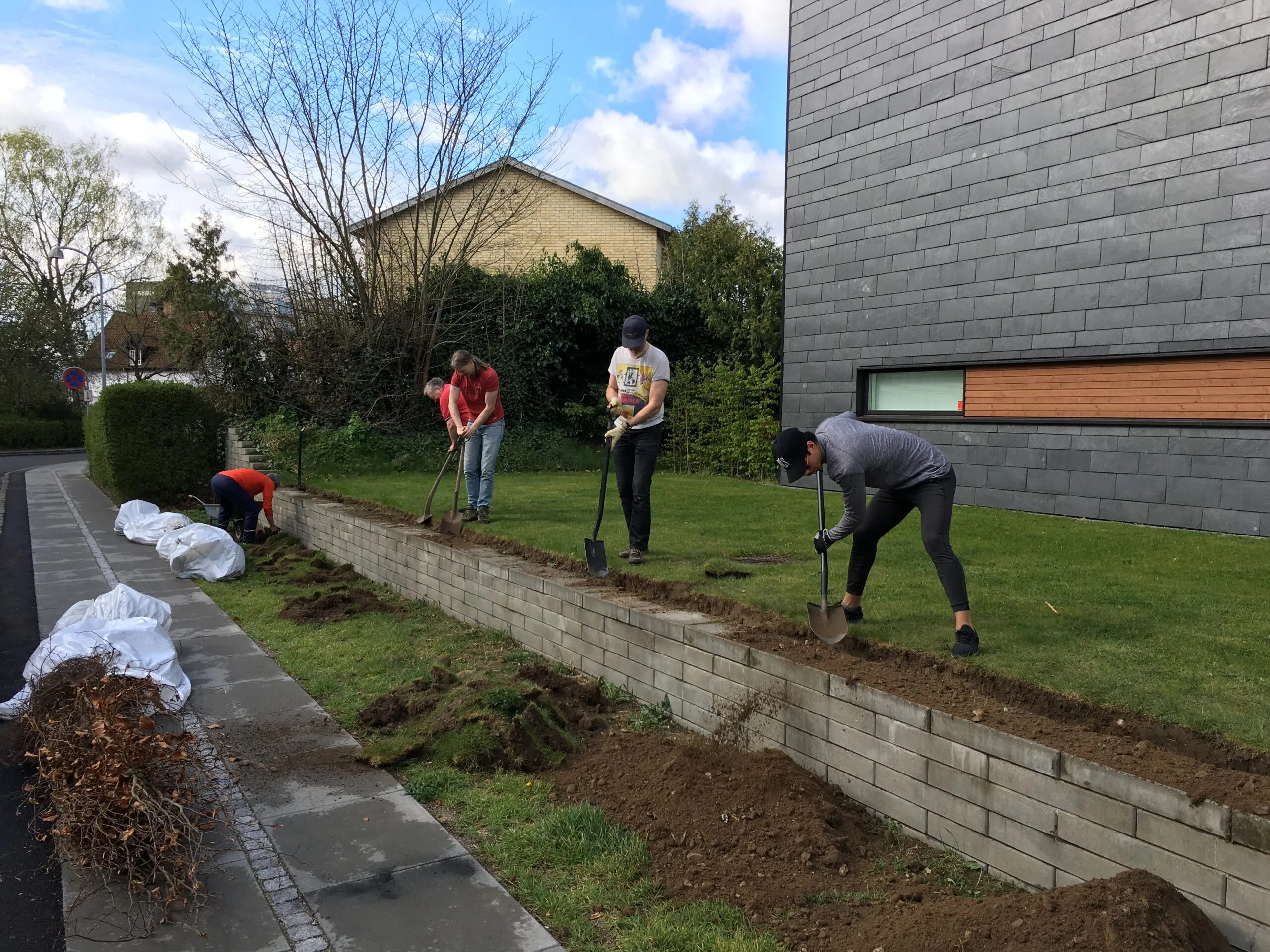 Beboere graver og planter langs støttemur ved fælles arbejdsdag i Bagsværdlund