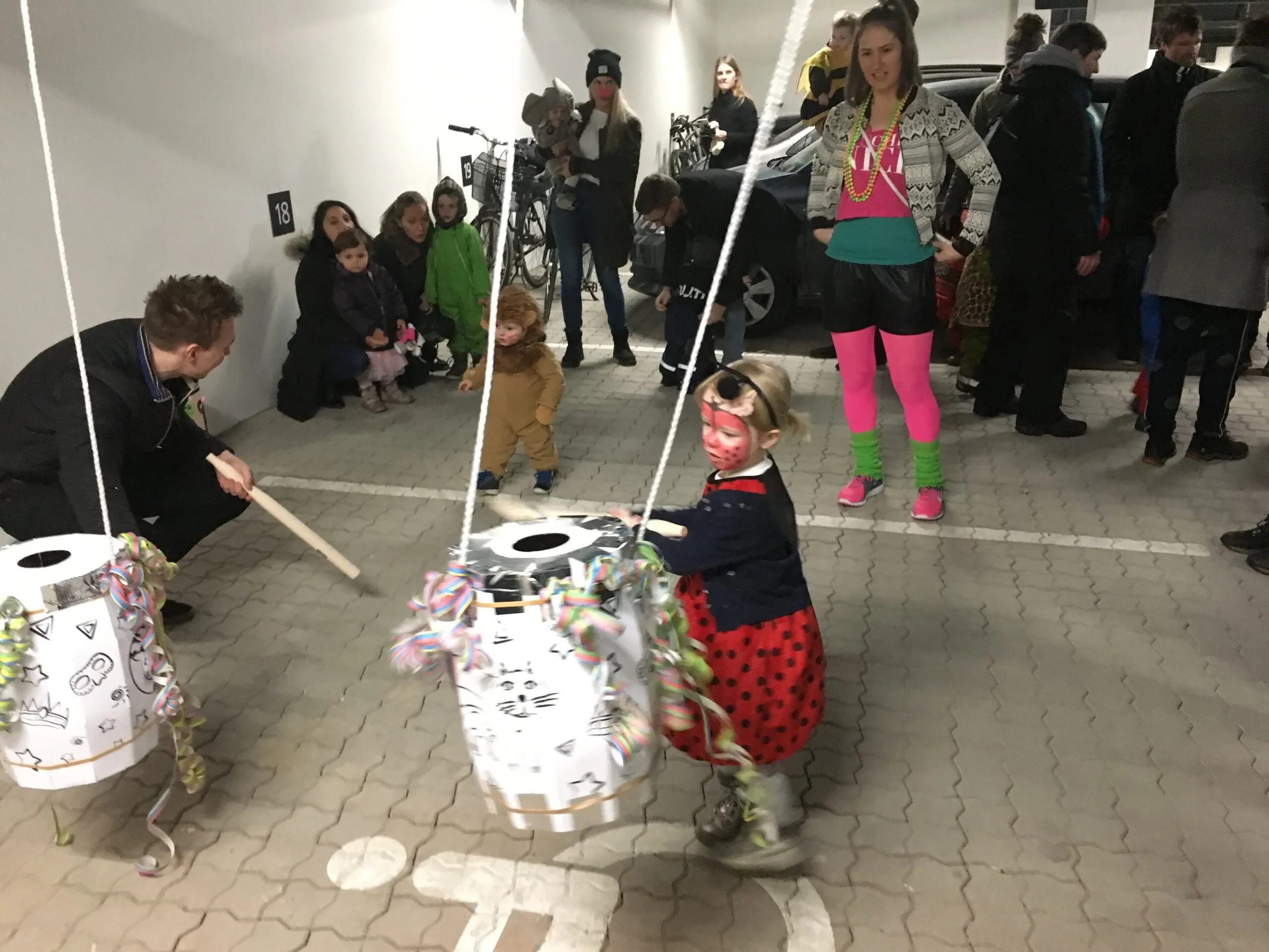 Udklædte børn slår katten af tønden til fastelavn i foreningens parkeringskælder